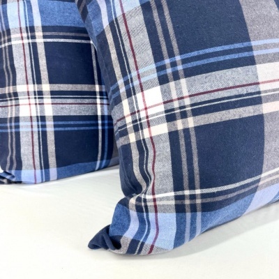 Almofadas com padrão xadrez azul e branco