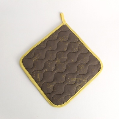 Pega de cozinha castanha acolchoada com estampado amarelo e bordas amarelas