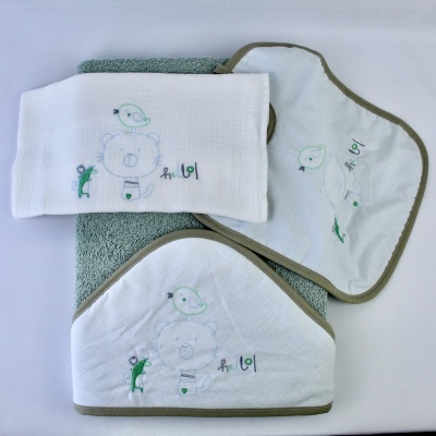 Conjunto de toalhas infantis com bordados de urso, passarinho e texto 'hi lol'