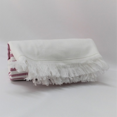 Toalha branca com franjas e padrão listrado vermelho e branco na lateral
