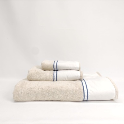 Conjunto de três toalhas bege com faixas brancas e riscas azuis