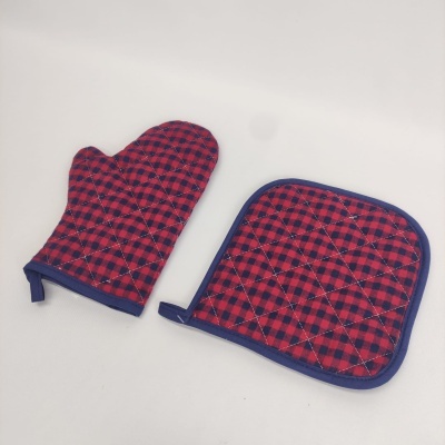luva e pega para panelas vermelha com padrão de quadrados e bordas azuis