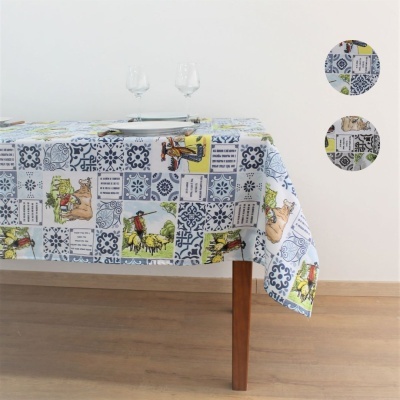 toalha de mesa com padrão de azulejos azuis e desenhos coloridos em mesa de madeira