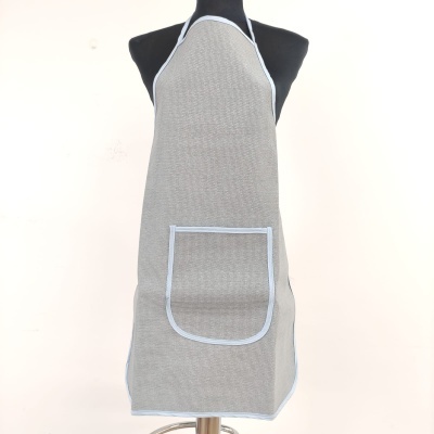 Avental cinzento com bolso frontal e bordas claras num manequim preto