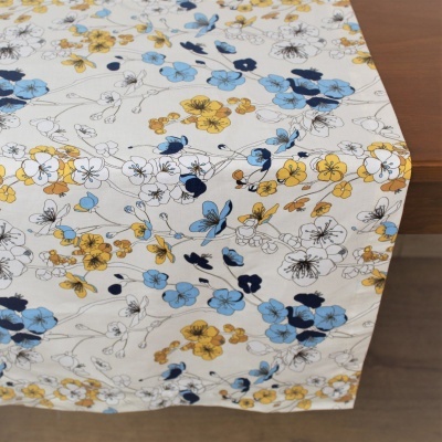 caminho de mesa com padrão floral azul, amarelo e preto