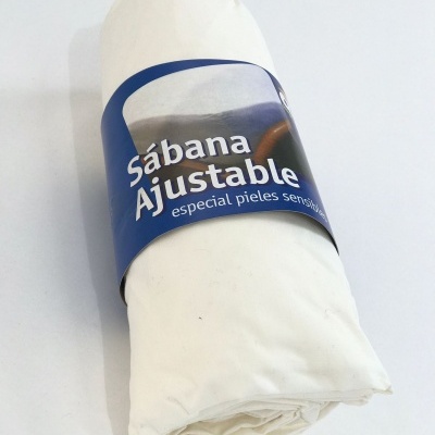 Sábana ajustable branca com embalagem azul sobre superfície branca