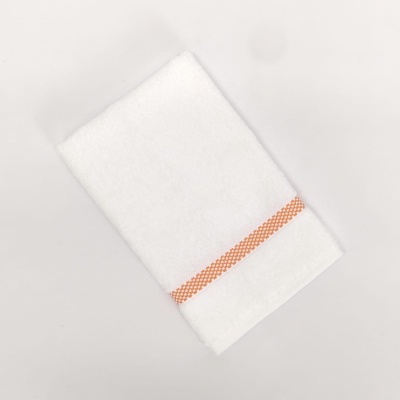 Toalha branca com faixa laranja e branca em padrão xadrez