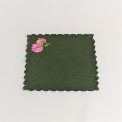 Guardanapo verde escuro com bordado de flores rosa e bordas onduladas