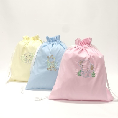 Três sacos de algodão coloridos com bordados de animais em fundo branco