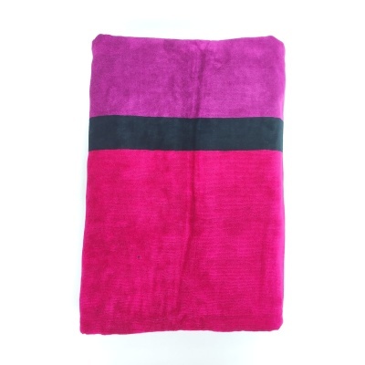 Toalha roxa, preta e rosa dobrada