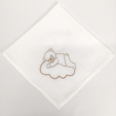 Lenço branco com bordado de ursinho sobre nuvem