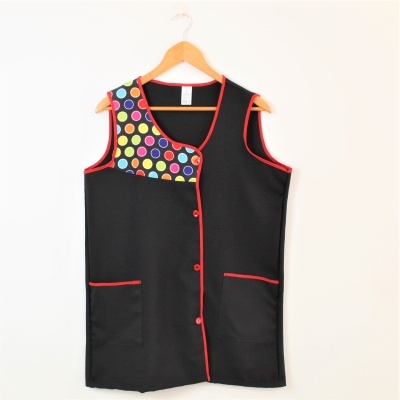 Colete preto com padrão colorido de círculos no ombro e vivos vermelhos