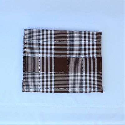 Pano xadrez castanho, branco e preto