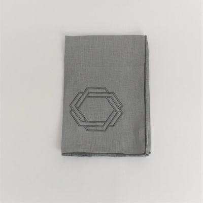 Guardanapo cinzento com bordado geométrico