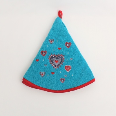 Pano de cozinha azul com bordados de corações e acabamento vermelho