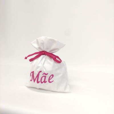 Saquinho branco de tecido com cordão rosa e bordado 