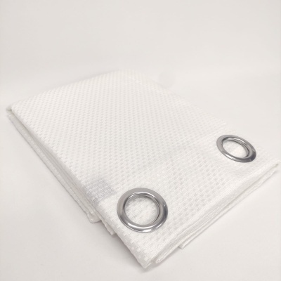 Toalha branca com textura waffle e ilhós metálicos prateados