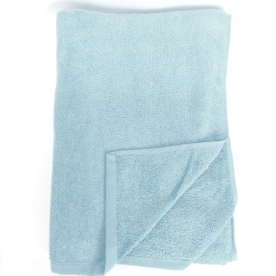 Toalha de banho azul clara de tecido felpudo com bainha simples.