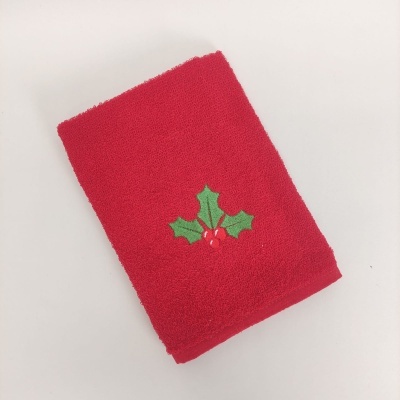 Toalha vermelha com bordado festivo de folhas e bagas