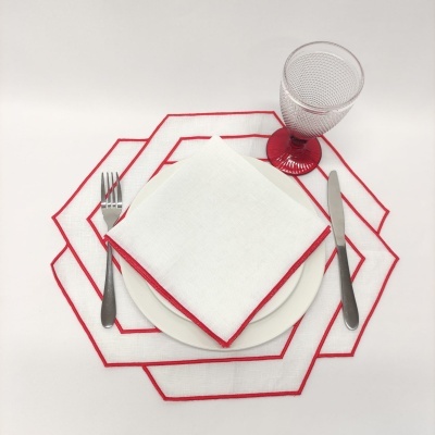 Conjunto de prato, talheres, guardanapo e copo em branco e vermelho