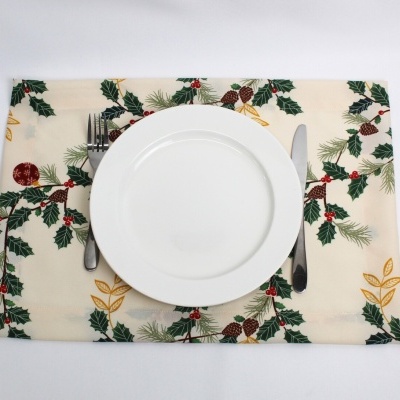 Toalha de mesa natalícia com prato branco, garfo e faca