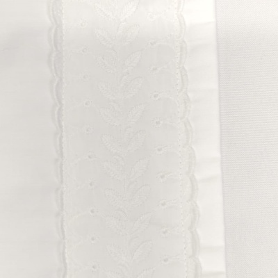 Pano branco bordado com padrão floral e ponto aberto