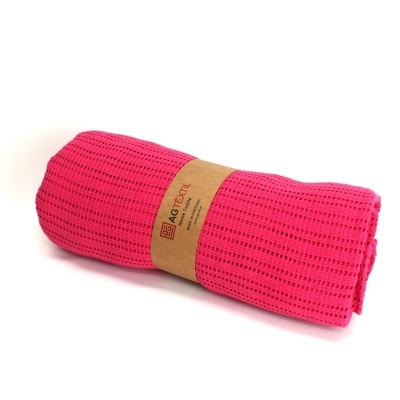 Toalha rosa choque enrolada com fita de papel castanho e texto AGTEX