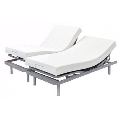 Duas camas articuladas com colchões brancos e estrutura metálica cinza