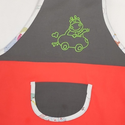 Avental cinza e vermelho com bordado verde e bolso com aba estampada