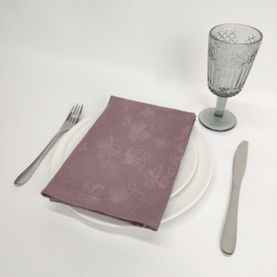 Conjunto de mesa com prato, guardanapo, talheres e copo