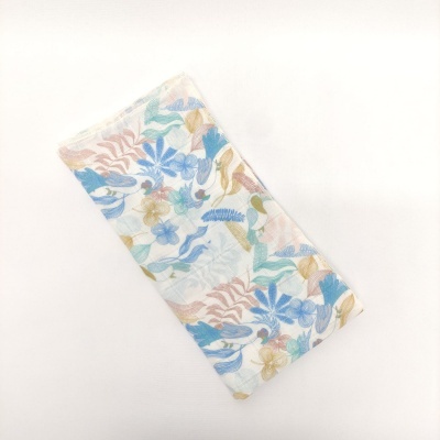 Pano floral colorido em tecido leve e transparente sobre superfície branca