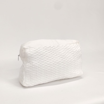 Necessaire branca texturada com fecho éclair