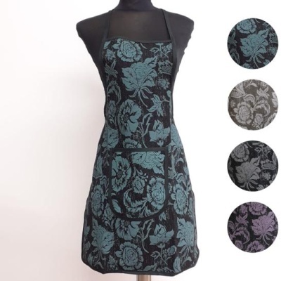 Avental preto com padrão floral em relevo e bolso frontal