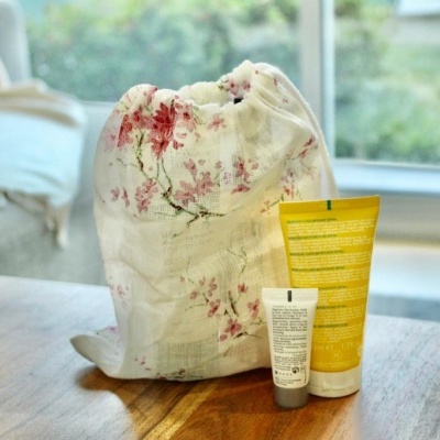 Saco de tecido floral com duas embalagens plásticas em madeira
