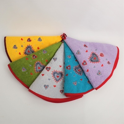 Cinco toalhas felpudas coloridas com estampas de corações dispostas em leque