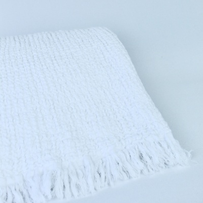 Manta branca texturada com franjas