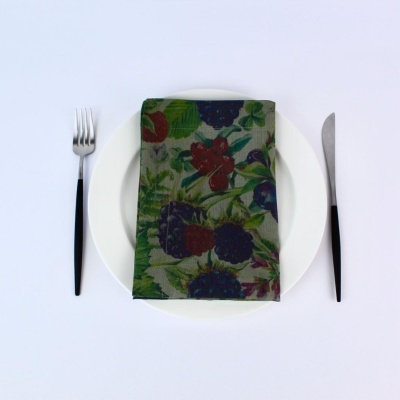 Prato branco com guardanapo floral e talheres com cabos pretos