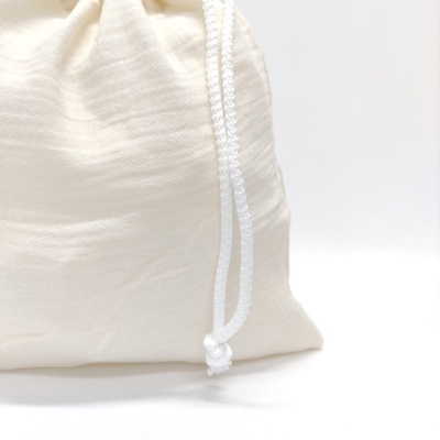 Saco branco com cordão branco em fundo branco