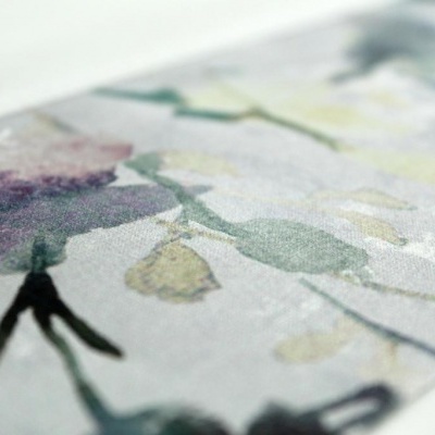 Papel com estampa floral em tons suaves e textura rugosa.
