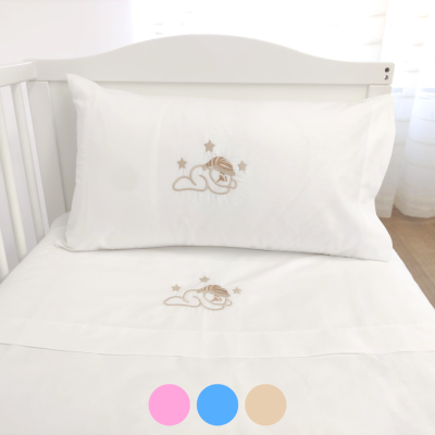Lençóis de berço brancos bordados com figura de bebé a dormir em cama branca