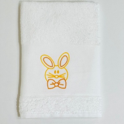 Toalha branca com bordado de coelho amarelo e laranja