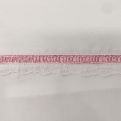 Tecido branco com bordado rosa e renda branca floral