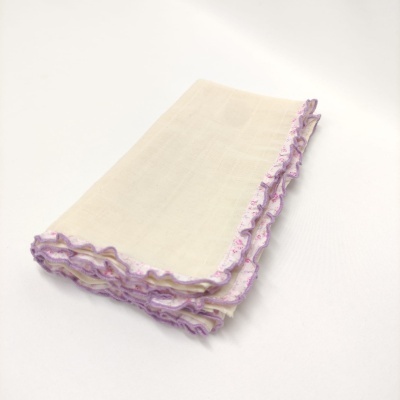 Pano branco com bordas bordadas roxas