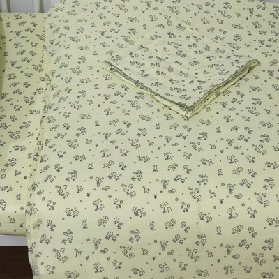 Lençóis amarelos com padrão floral para cama de criança