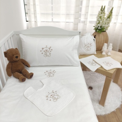 Conjunto de roupa de cama branca com bordado de ursinho em castanho