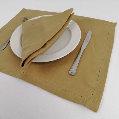 Guardanapo e toalhete bege em tecido com prato branco e talheres