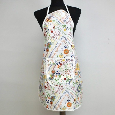 Avental colorido com motivo de flores e pássaros em manequim