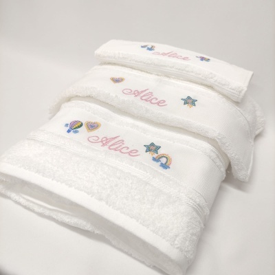 Conjunto de toalhas brancas bordadas com nome Alice e desenhos coloridos