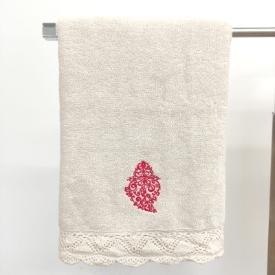 Toalha branca com bordado vermelho e renda na barra inferior
