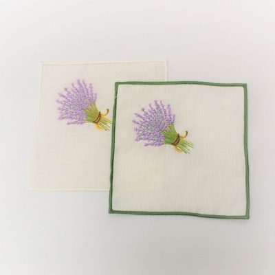 Dois lenços brancos com bordas coloridas e bordado de flores lilás